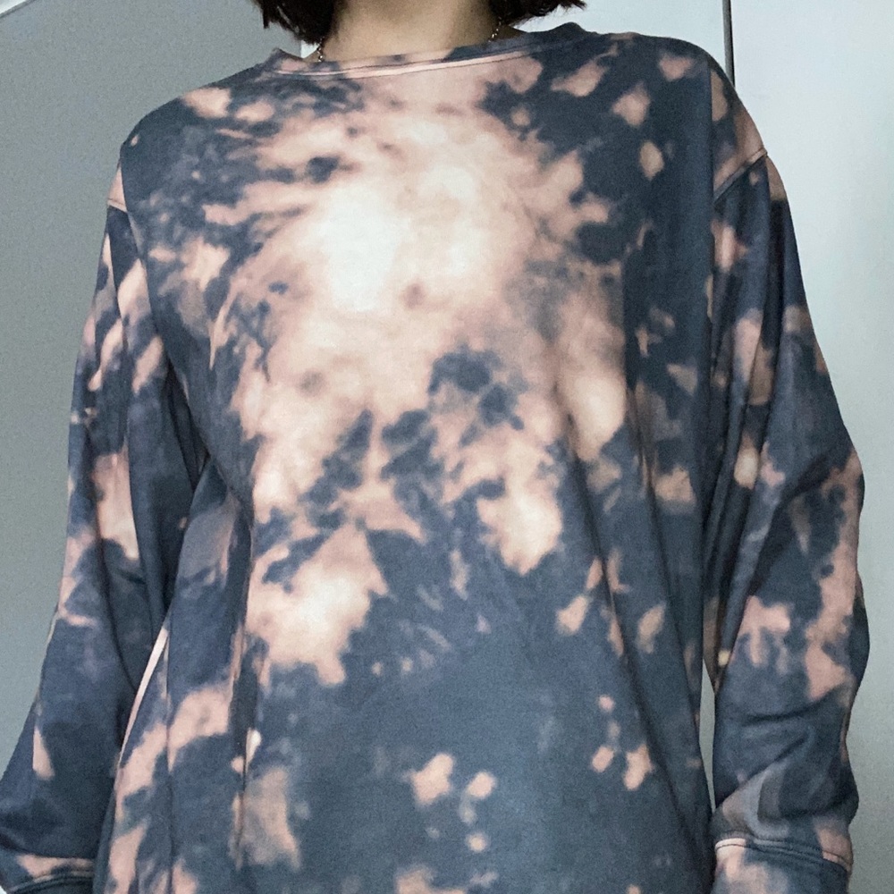 Women’s Acid Washed Crewneck